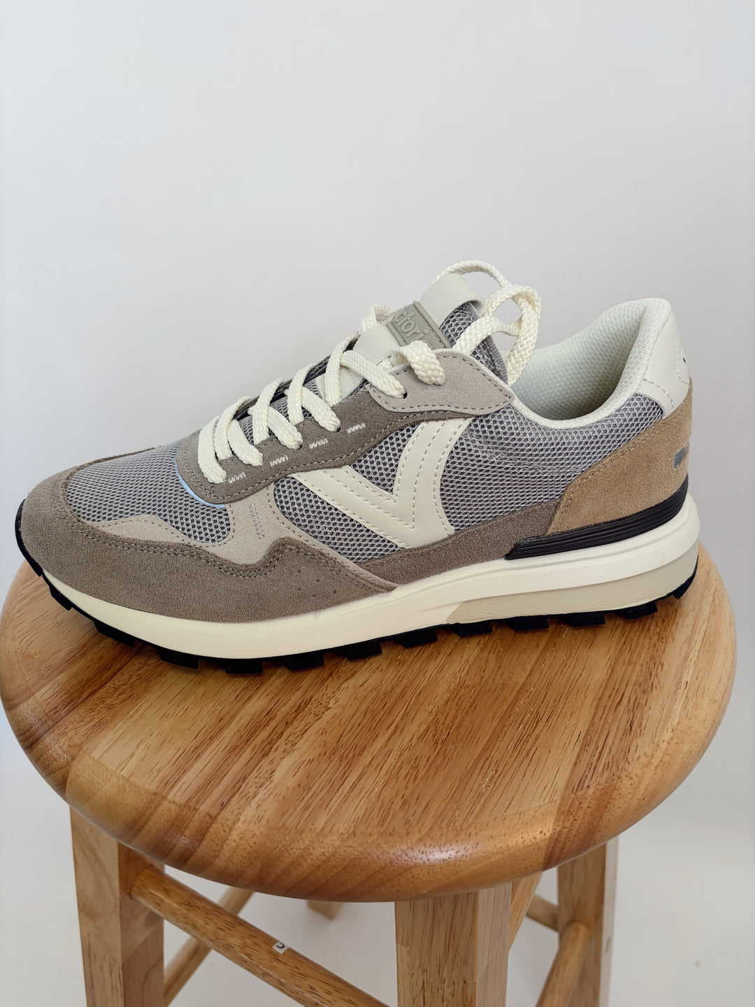 Luna Rejilla Sneaker