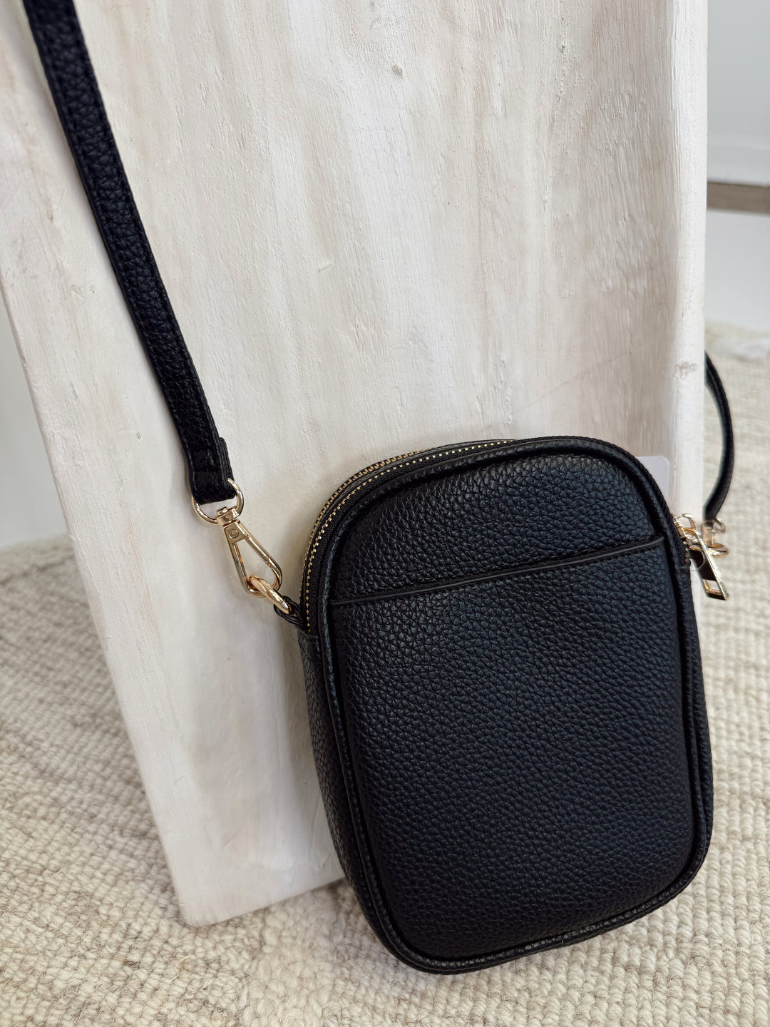 Minimal Moments Crossbody