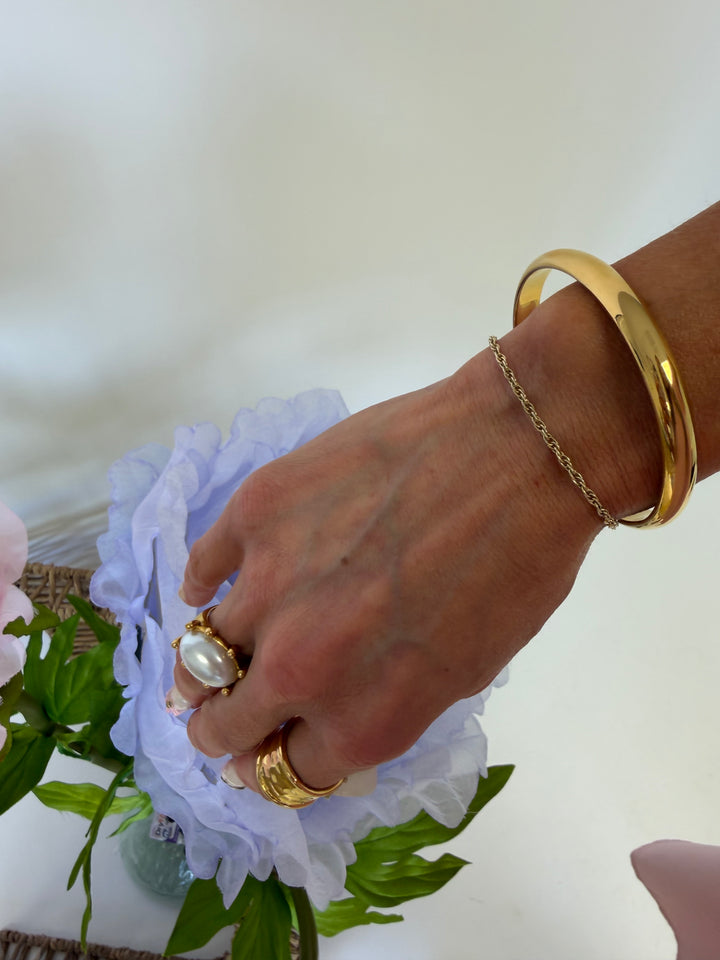 Classic Glow Gold Bangle