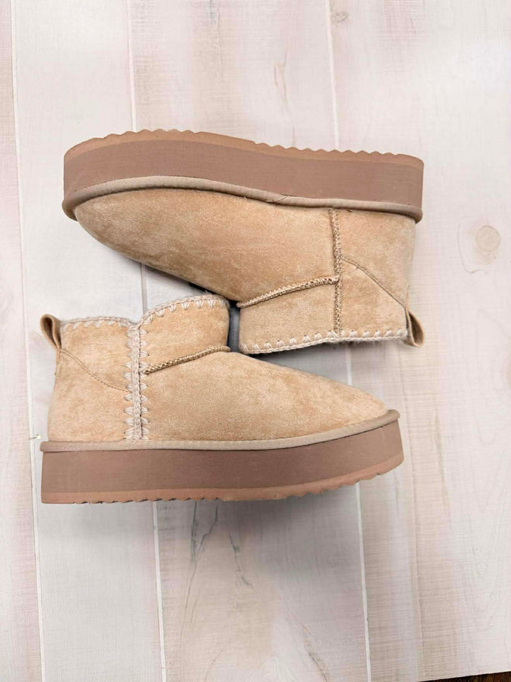 Groove Detailed Ankle Boot